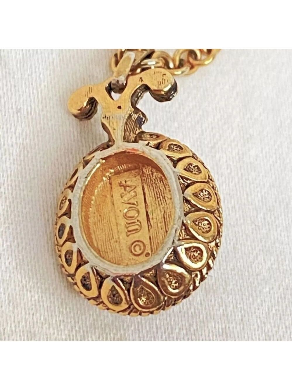 Avon Pendant Necklace Onyx Cabochon Encircled Pearlesque Beads Gold Tone Chain - Picture 10 of 14